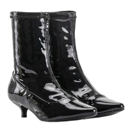 Fekete lakkozott sarok Ragemour zoknival 2