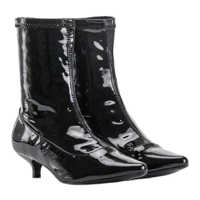 Fekete lakkozott sarok Ragemour zoknival 2