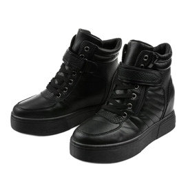 Fekete meleg csizma az AB0013 égen 2