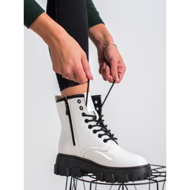 SHELOVET Lakkozott csapdázók a platformon fehér 1 SHELOVET Lakkozott csapdázók a platformon fehér 1