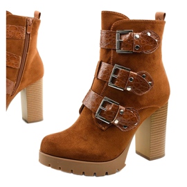 Barna velúr bokacsizma a Lilybank oszlopon 1