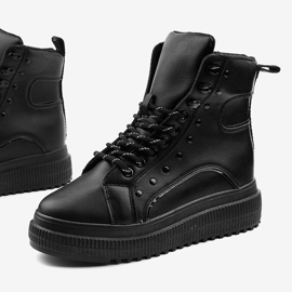 Fekete sportcsizma az Aethireisis platformon 1