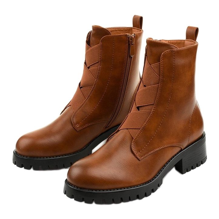 Barna csizma a szigetelt Chanhett oszlopán 2