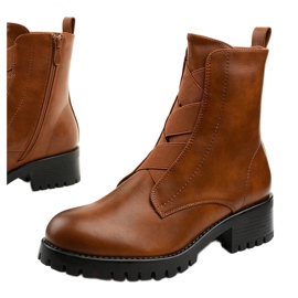 Barna csizma a szigetelt Chanhett oszlopán 1