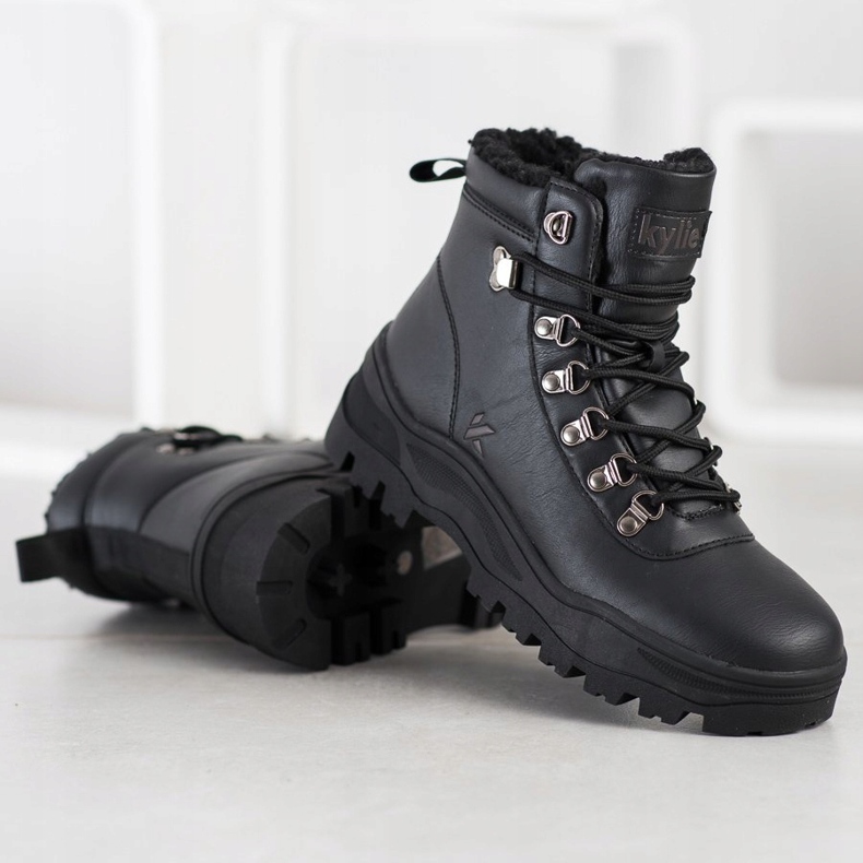 Kylie Trapperek a platformon fekete 1