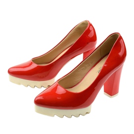 Piros szivattyúk a Silverbee oszlopon 1