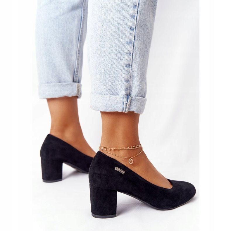 Suede szivattyúzik egy Sergio Leone fekete sávon 1