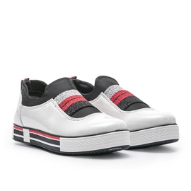 Jayde fehér edzőcipőt lakkozott 1