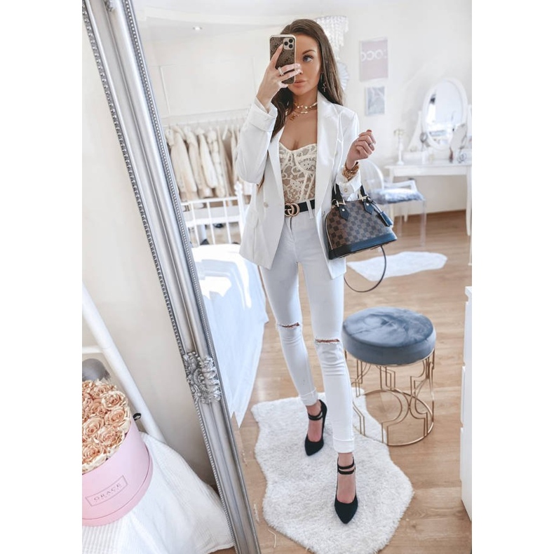 Fekete velúr szivattyúk az L408 sarkán 1