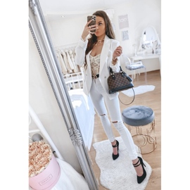 Fekete velúr szivattyúk az L408 sarkán 2