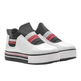 Fehér lakkozott cipők a Kaitlynn -től 1