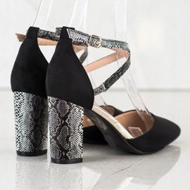 S. BARSKI Stílusos szivattyúk egy oszlopon fekete 2