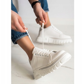 SHELOVET Fehér cipők a platformon 1
