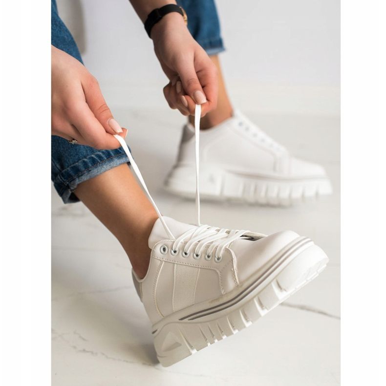 SHELOVET Fehér cipők a platformon 1