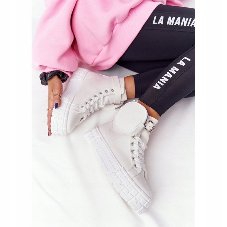 Női cipők egy platformon, vesefehér pattogatott kukoricával 1