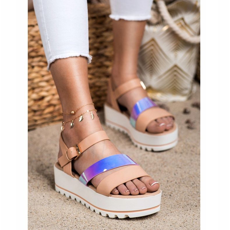 Weide Szandálok a platformon Holo effektussal bézs 1