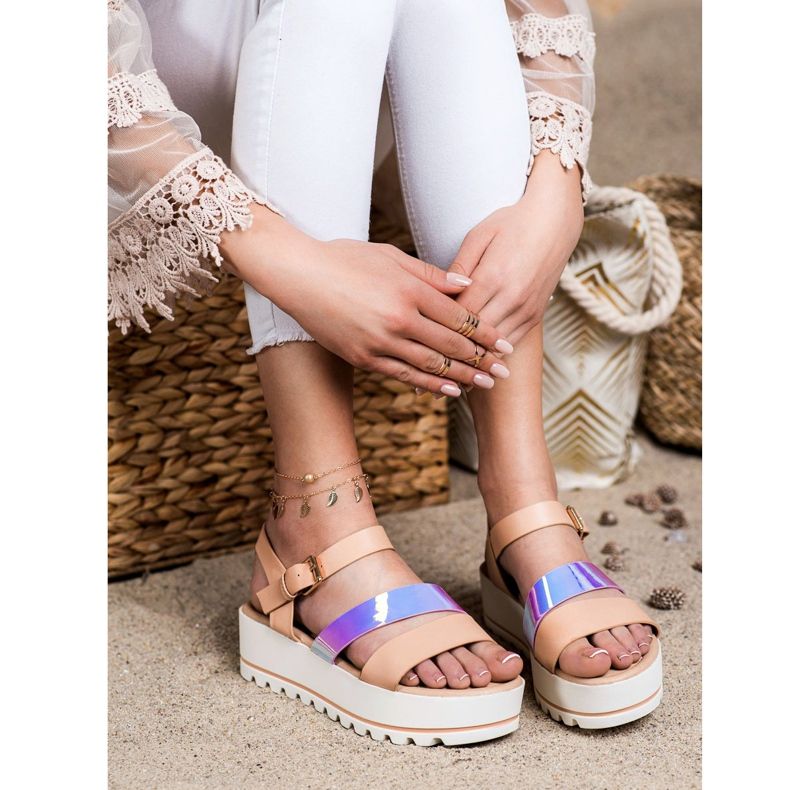 Weide Szandálok a platformon Holo effektussal bézs 2