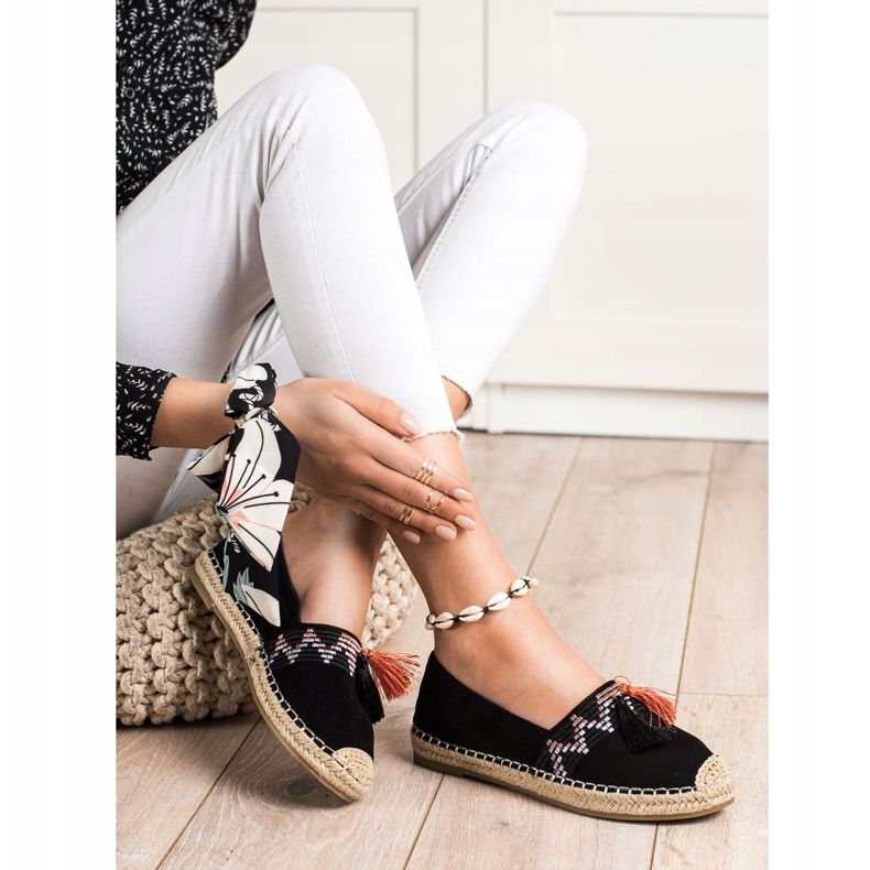 Best Shoes Divatos espadrillák díszekkel fekete 1