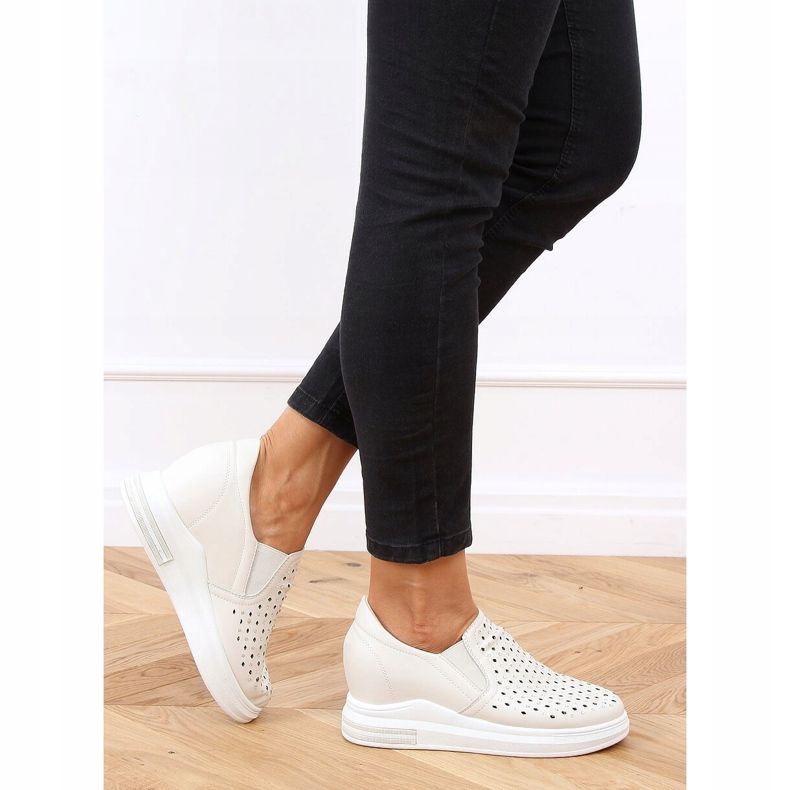 Cipők csúsznak fel a bézs színű HY-251 bézs ékre 2