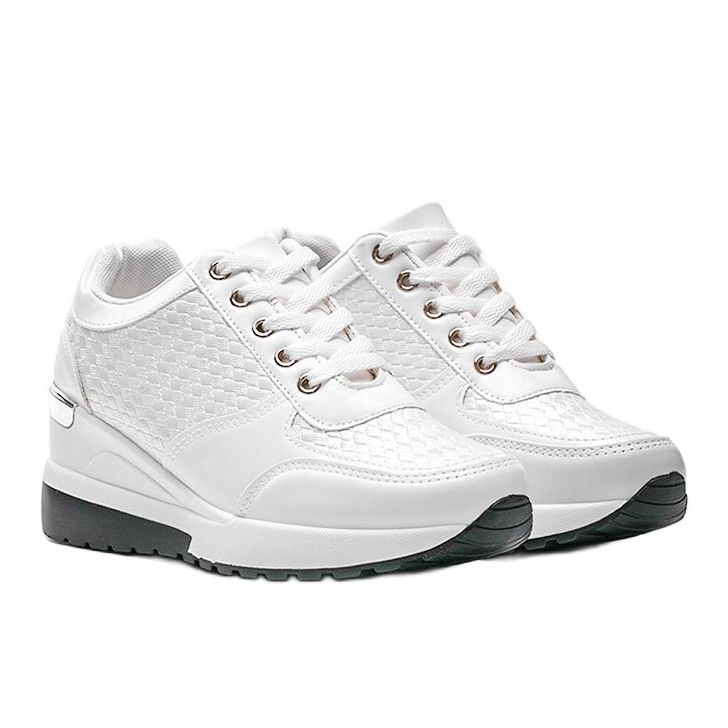 Fehér fényes cipők a Mara ékén 1