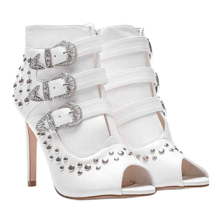 Fehér szivattyúk Abigail sarkán 1