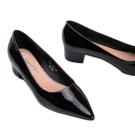 Fekete szivattyúk lakkozva egy Anabel blokkon 2