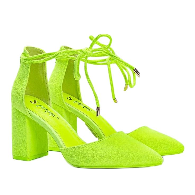 Sárga fűzős szivattyúk a Macey oszlopon 1