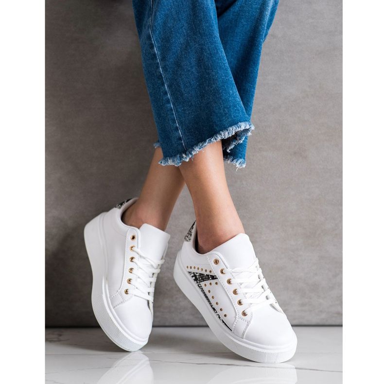 SHELOVET Fehér cipők a platformon fekete 2