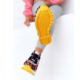 Velúr sportcipő a platformon GOE HH2N4003 Barna fehér fekete 1