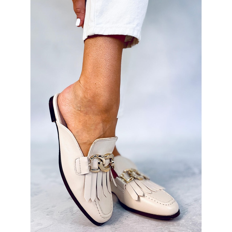 T501 Bézs bézs színű mokaszin papucs lánccal 1