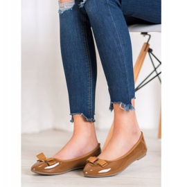 Fama Lakkozott balerinák masnival barna 1