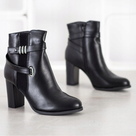 Queen Vivi Csizma dekoratív csíkokkal fekete 1