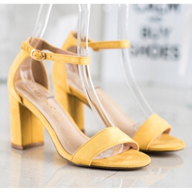 Sabatina Sárga szandál egy bárban 2