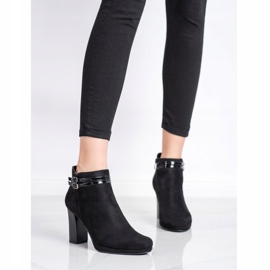 M.Daszyński Elegáns csizma csíkokkal fekete 1 M.Daszyński Elegáns csizma csíkokkal fekete 1