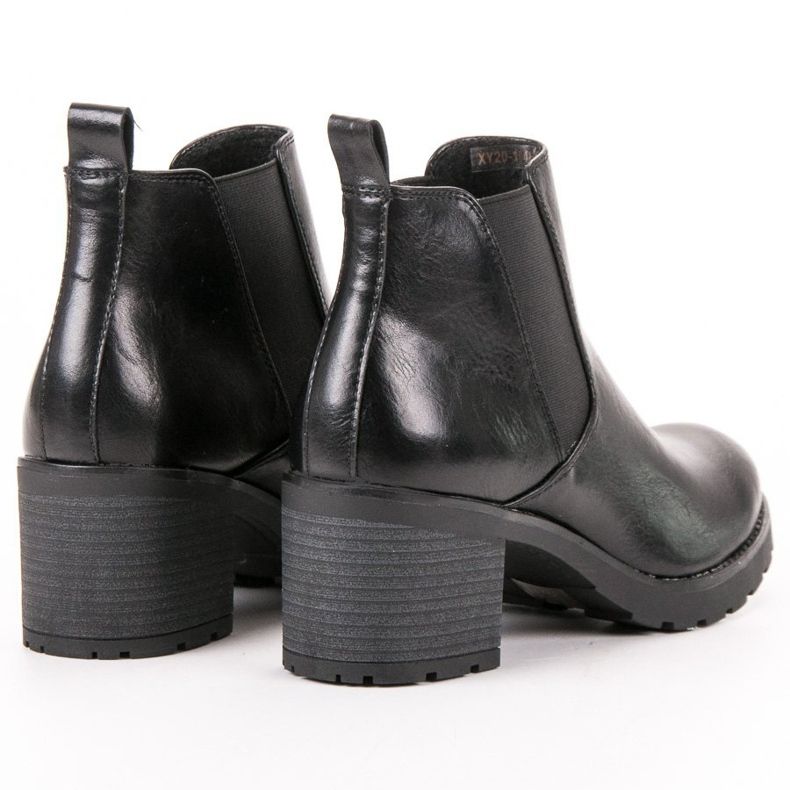 W. Potocki Fekete Chelsea csizma egy bárban 2