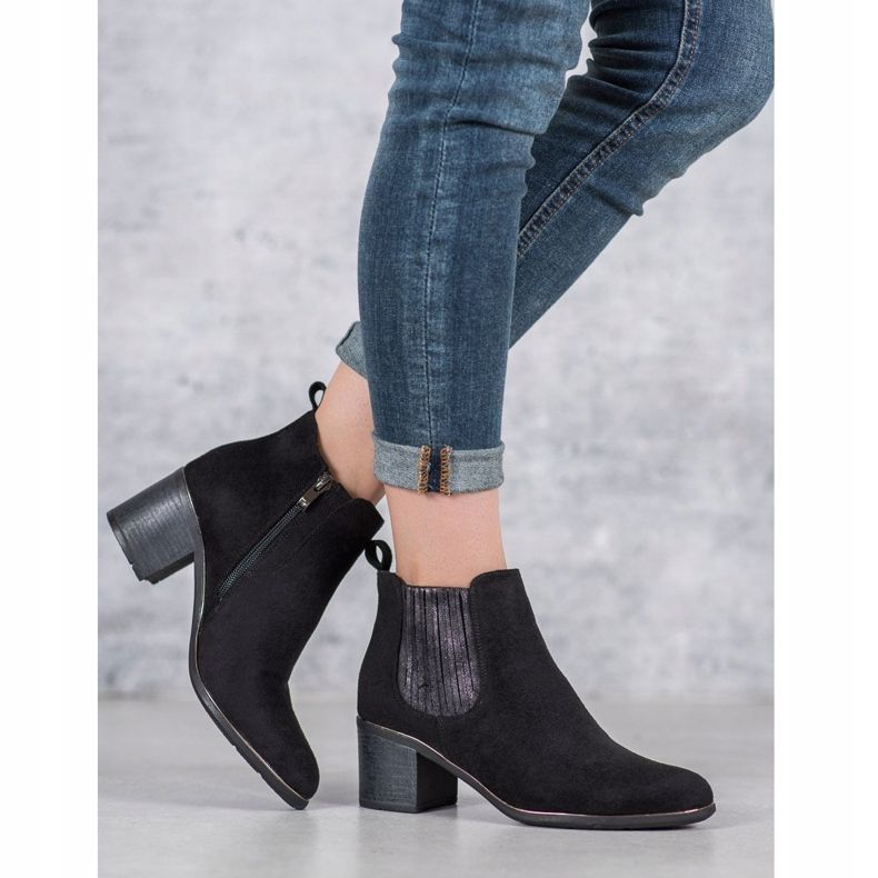 Filippo Csizma egy poszton fekete 1