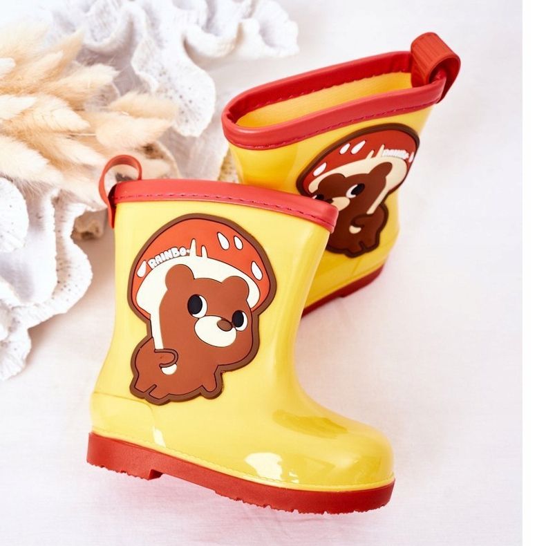 Gyermek sárga galoshes egy mackóval 1