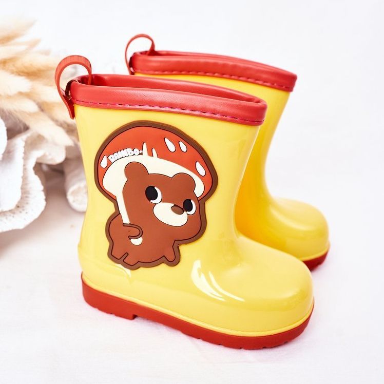 Gyermek sárga galoshes egy mackóval 2