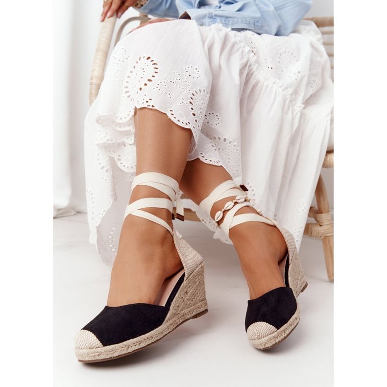 PG1 Fekete Nelly kötött ék szandál zsinórral bézs 2