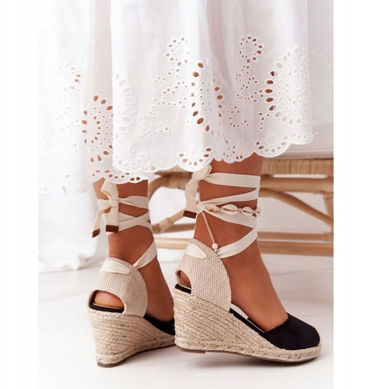 PG1 Fekete Nelly kötött ék szandál zsinórral bézs 1