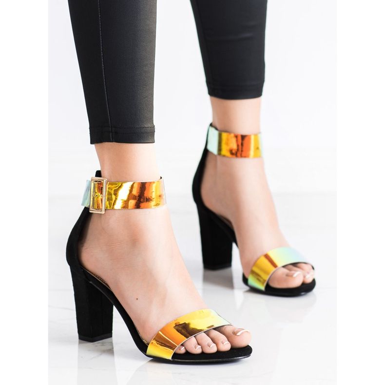 Goodin Szandál egy bárban, holo effektussal fekete 1