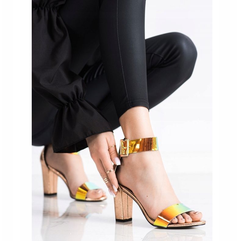 Goodin Szandál egy bárban, holo effektussal aranysárga 2