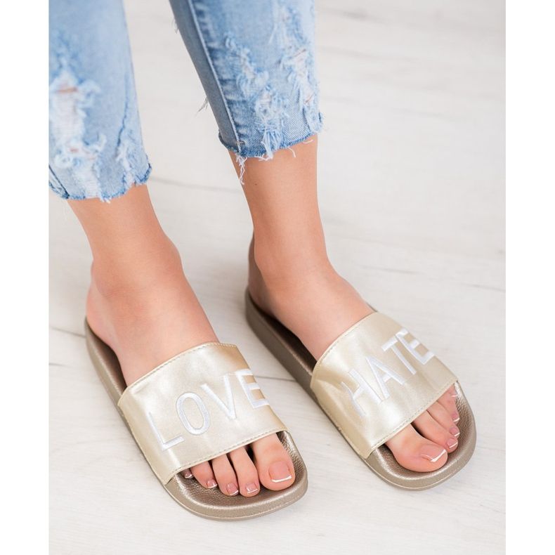 Small Swan LOVE &amp; HATE Eco bőrpapucs aranysárga 1