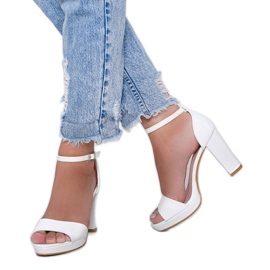 Fehér szandál egy posztón, fekete rózsa bőr mintával 1