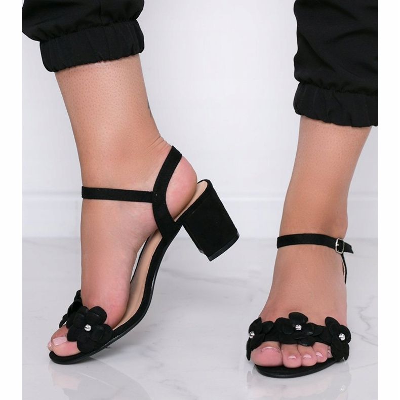 Fekete szandál egy poszton Kis Havanna virágokkal 1