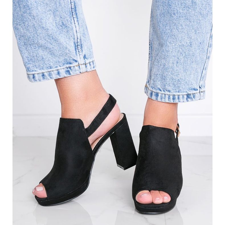 Fekete szandál egy Pimp poszton 1