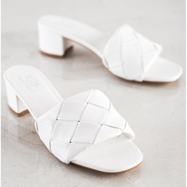 Small Swan Steppelt papucs egy poszton fehér 1 Small Swan Steppelt papucs egy poszton fehér 1