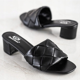 Small Swan Steppelt papucs egy poszton fekete 1