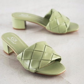 Small Swan Steppelt papucs egy poszton zöld 1