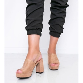 Bézs színű szandál Chikie poszton 1